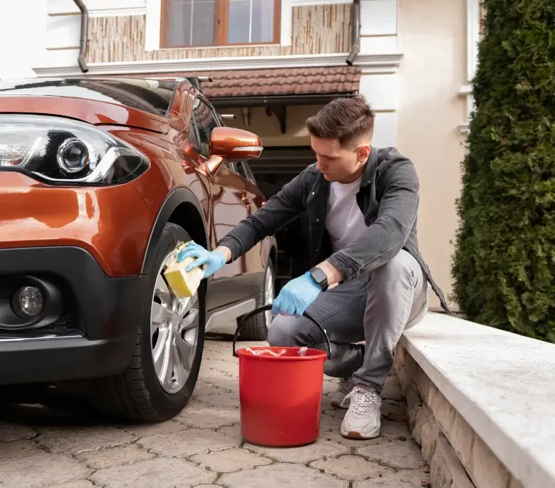 Lavage auto à domicile Monchy-Saint-Éloi : professionnel intervenant sur un véhicule